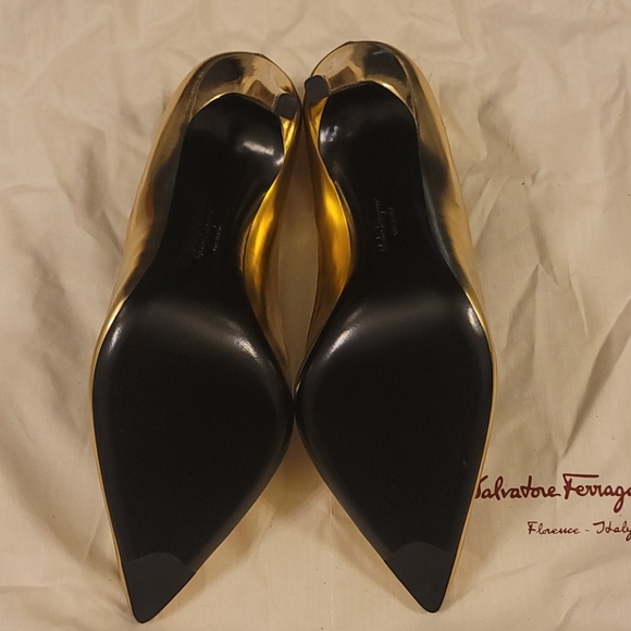 AUTHENTIC Ferragamo black/gold stilettos size 9B - Picture 2 of 3